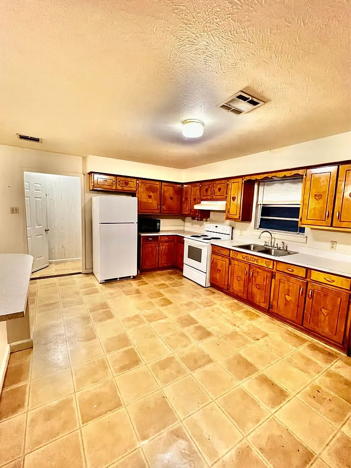 3 bed, 2400 sqft, $1,225 — Photo 3