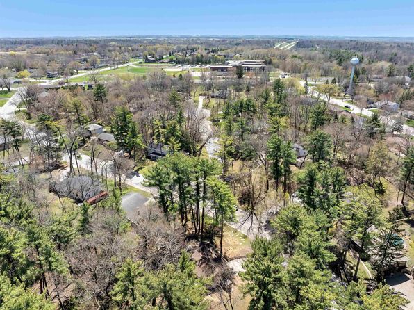748 Laverne Dr, Green Bay, WI 54311