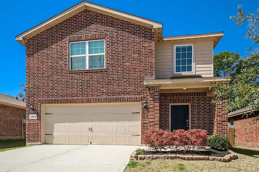 3 bed, 2.5 bath, 2160 sqft, $2,190 — Photo 1