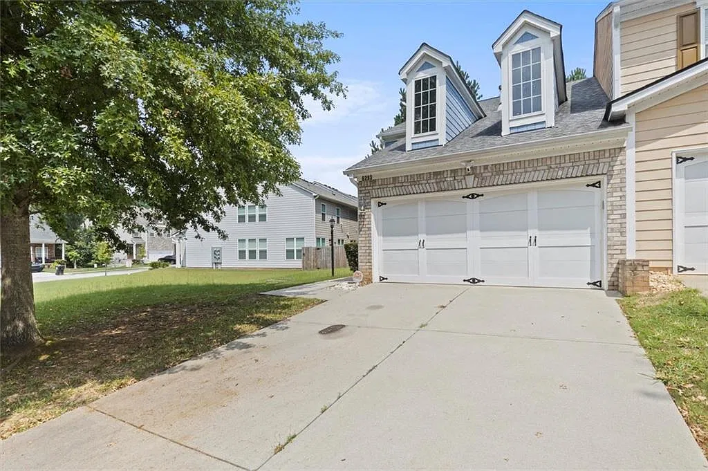 3 bed, 2.5 bath, 1700 sqft, $2,300 — Photo 2