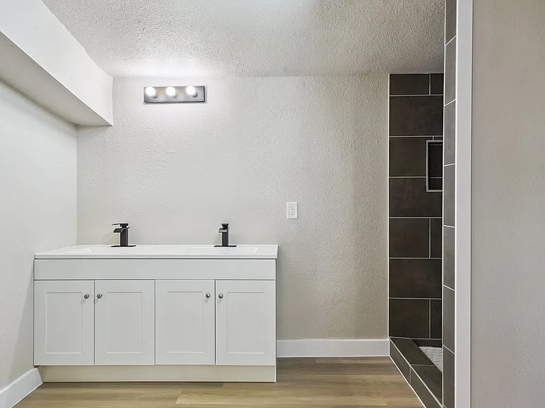 2332 E Houston St — Photo 12