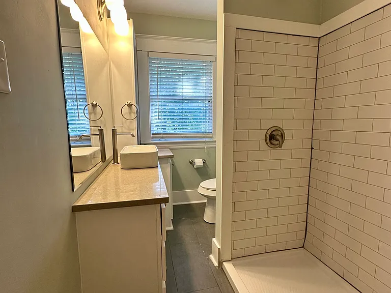 339 Eastern Ave SE — Photo 9