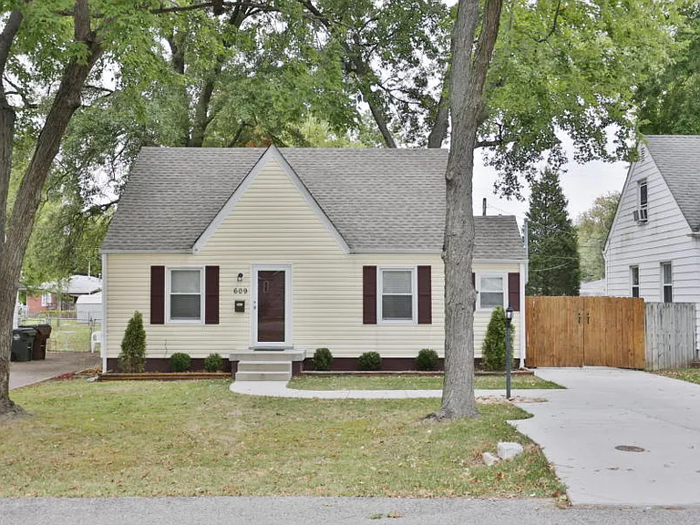 609 Marquette Dr — Photo 1
