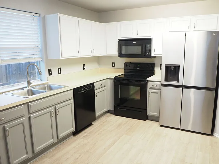 511 Lonestar Park Ln — Photo 4