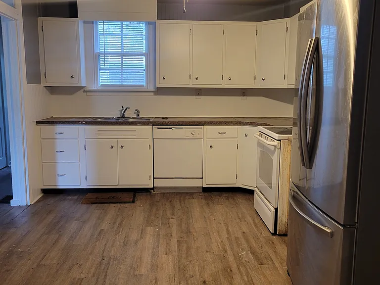 23 Dewey St — Photo 10