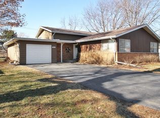 1104 Longmeadow Dr, Glenview, IL