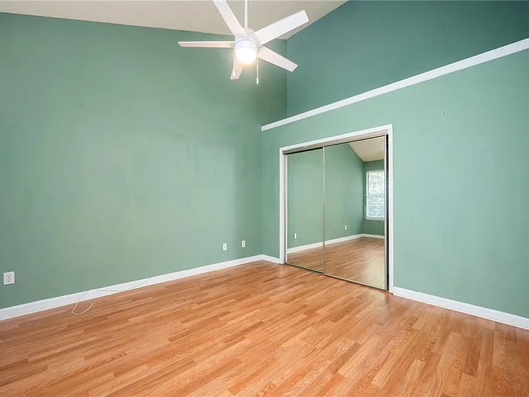 915 Wentworth Ct — Photo 15