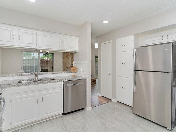 2nd image of 1832 Lakecrest Cir