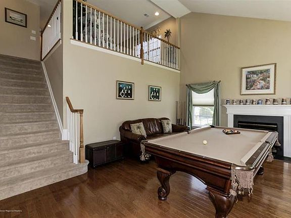 3rd image of 12 Holly Ct