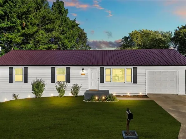 914 Winthrop Dr, Lexington, MO 64067