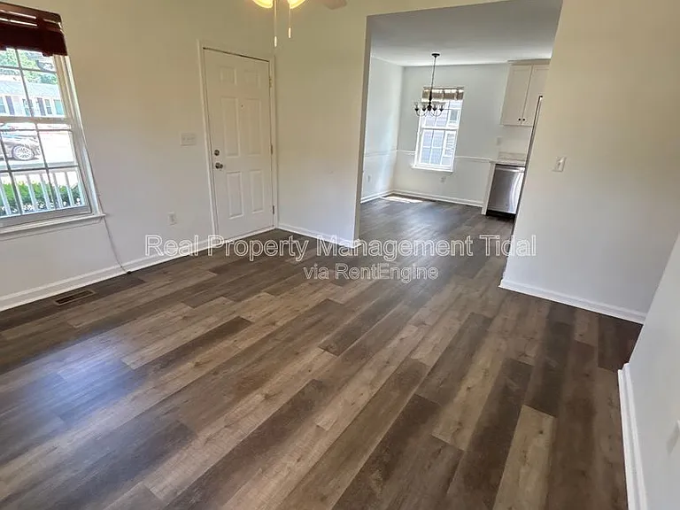 5048 Queen St — Photo 10