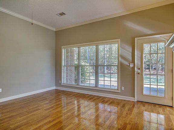 4th image of 1575 Edward Cir