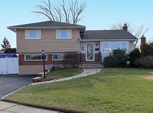 2 Hyman Dr, Farmingdale, NY 11735