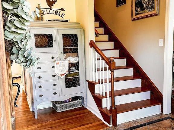 Entry way to stairrs