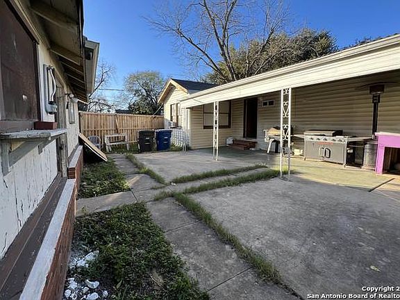 4th image of 300 E Pyron Ave