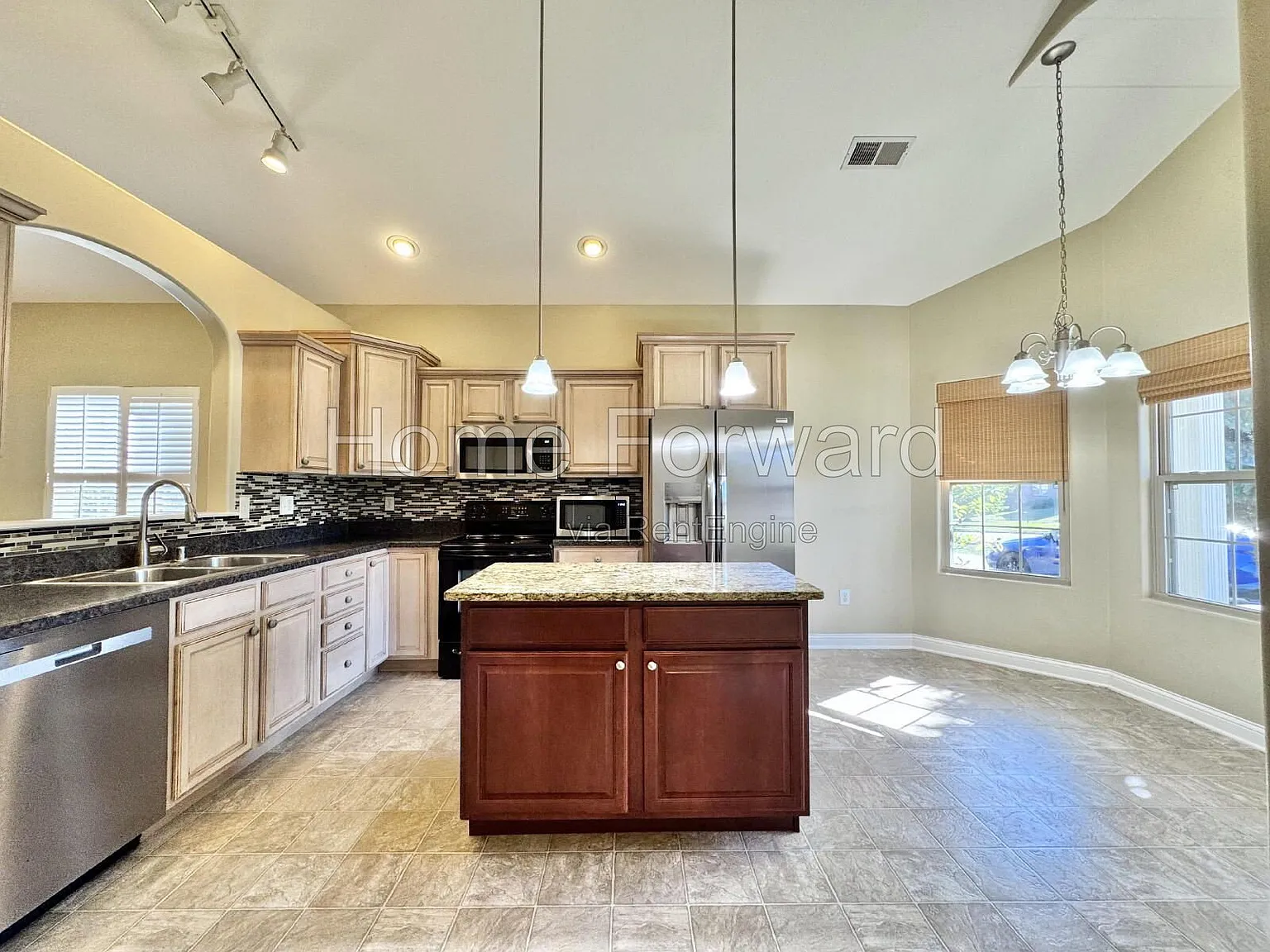 3 bed, 2.0 bath, 1939 sqft, $2,500 — Photo 2