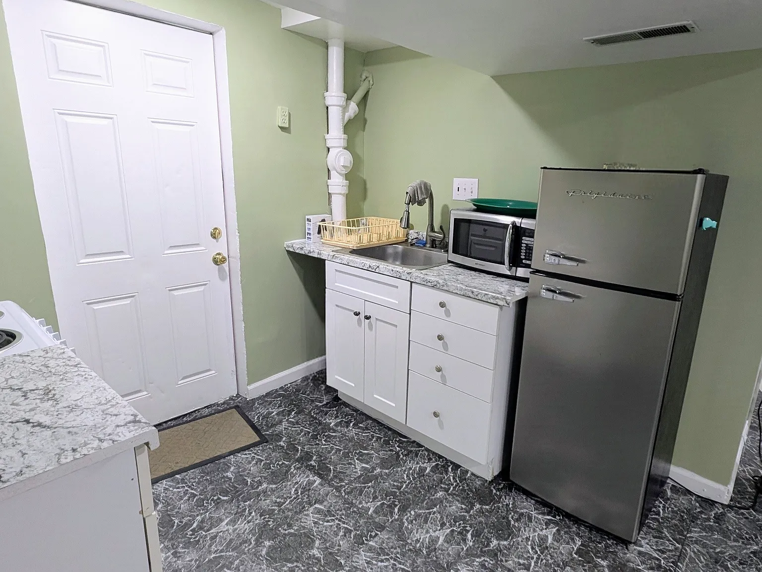 Studio, 400 sqft, $1,400 — Photo 4
