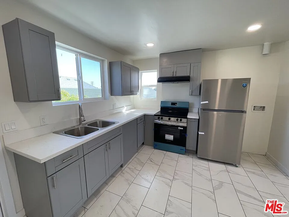 3 bed, 2.0 bath, $3,095 — Photo 2