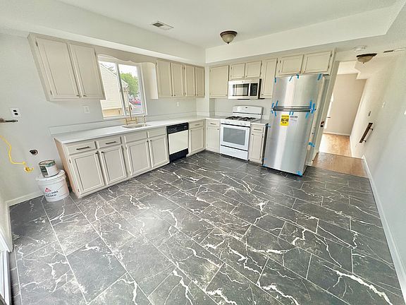 5th image of 165 Crossfield Ave Floor 2