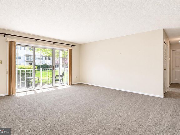 5th image of 41 Cheverny Ct