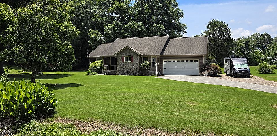 1st image of 636 Magnolia Ln