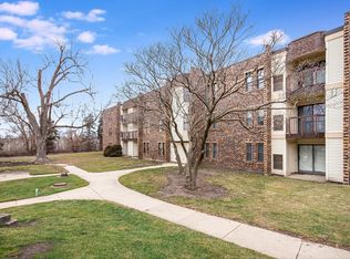 2218 Country Club Dr APT 16, Woodridge, IL 60517