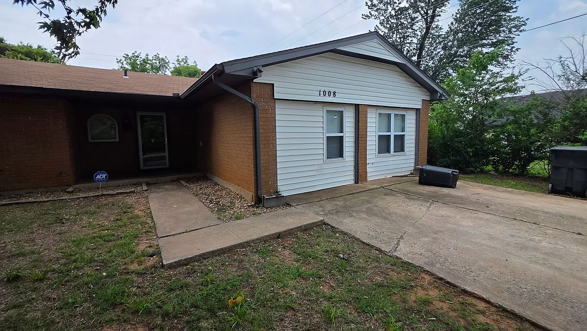 Building Photo - 1008 Willow Brook Dr