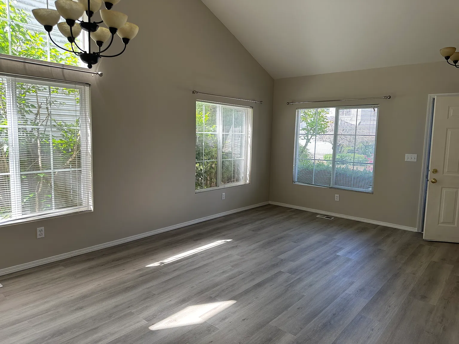 4 bed, 2.5 bath, 1800 sqft, $3,850 — Photo 2