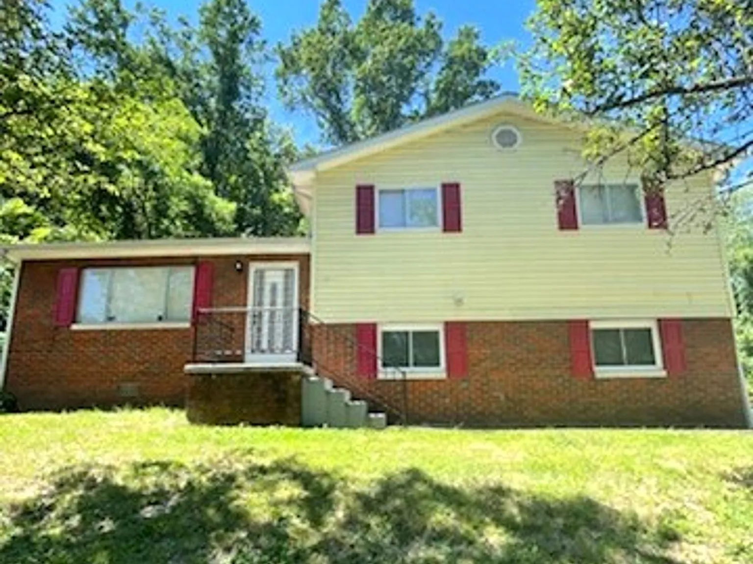 Two Bedroom One Bath Apartment In Huntington — Photo 1