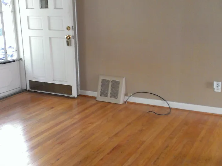 Livingroom with hardwood floors