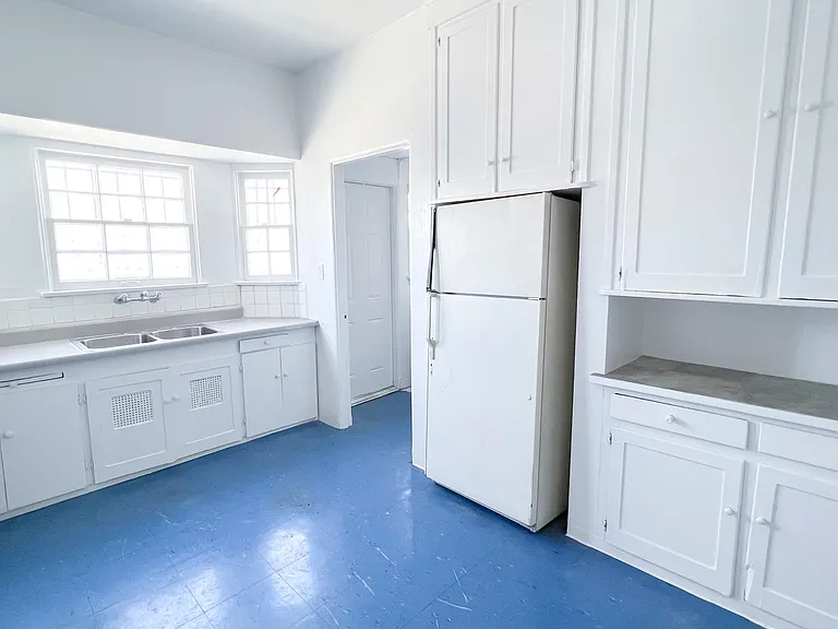 240 N Hoover St — Photo 3
