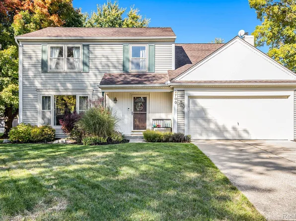 2700 Leewood Cir, Lake Orion, MI 48360