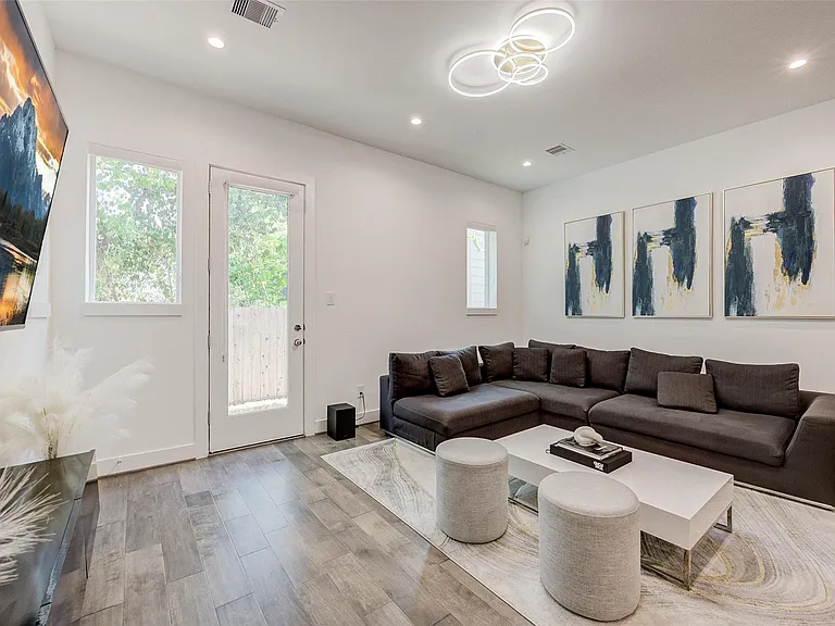 5839 Dolores St — Photo 11