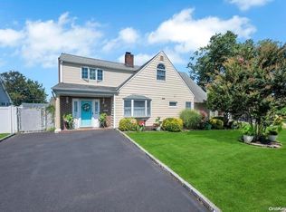 21 Pewter Ln, Hicksville, NY 11801