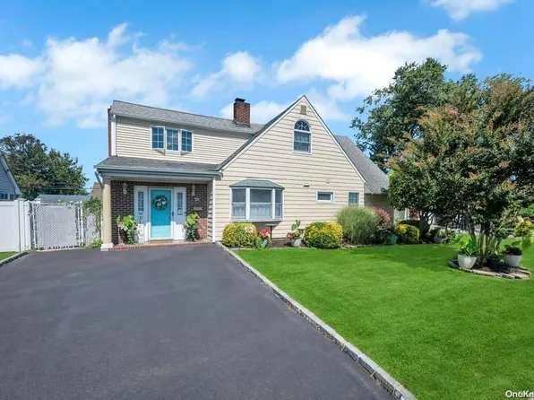 21 Pewter Lane, Hicksville, NY 11801