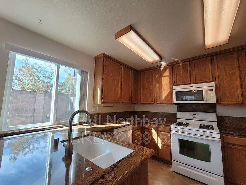 3 bed, 2.0 bath, 1370 sqft, $2,900 — Photo 3