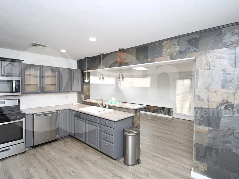 9441 N 15th Pl — Photo 7