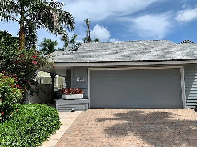 611 Bridgeway Ln — Photo 5