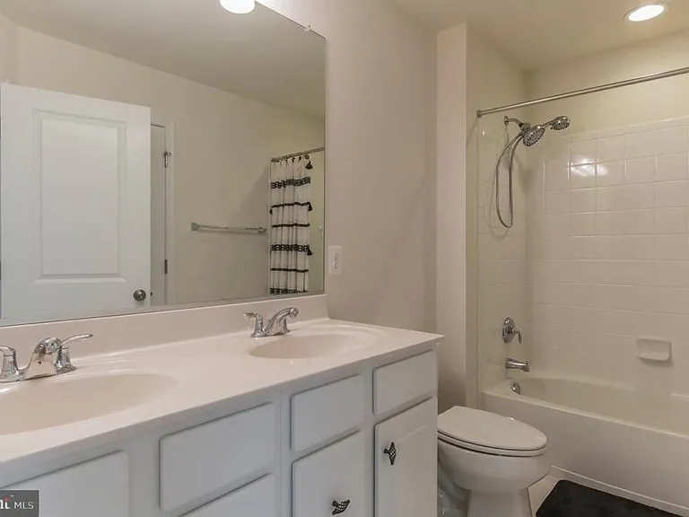 42275 Lancaster Woods Sq — Photo 16