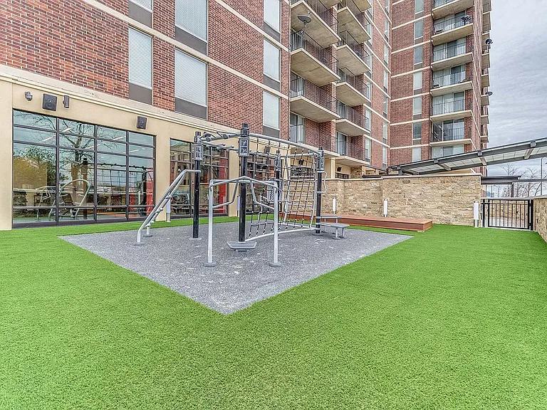 Yorktown Apartments — Photo 22