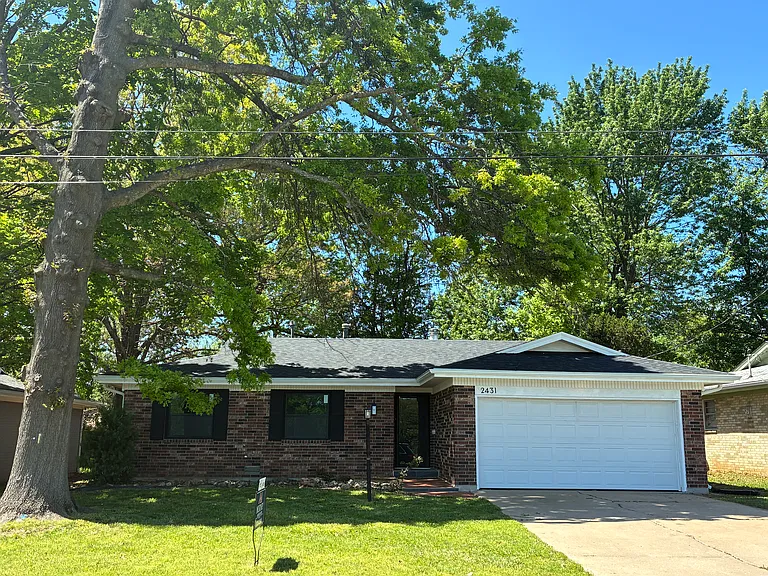 2431 S Kings Ave — Photo 2
