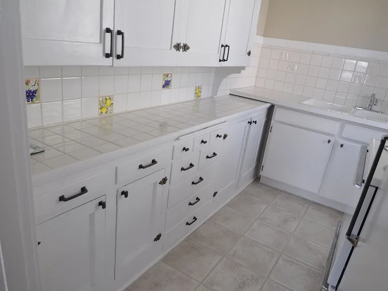 220 Belmont Ave E — Photo 9