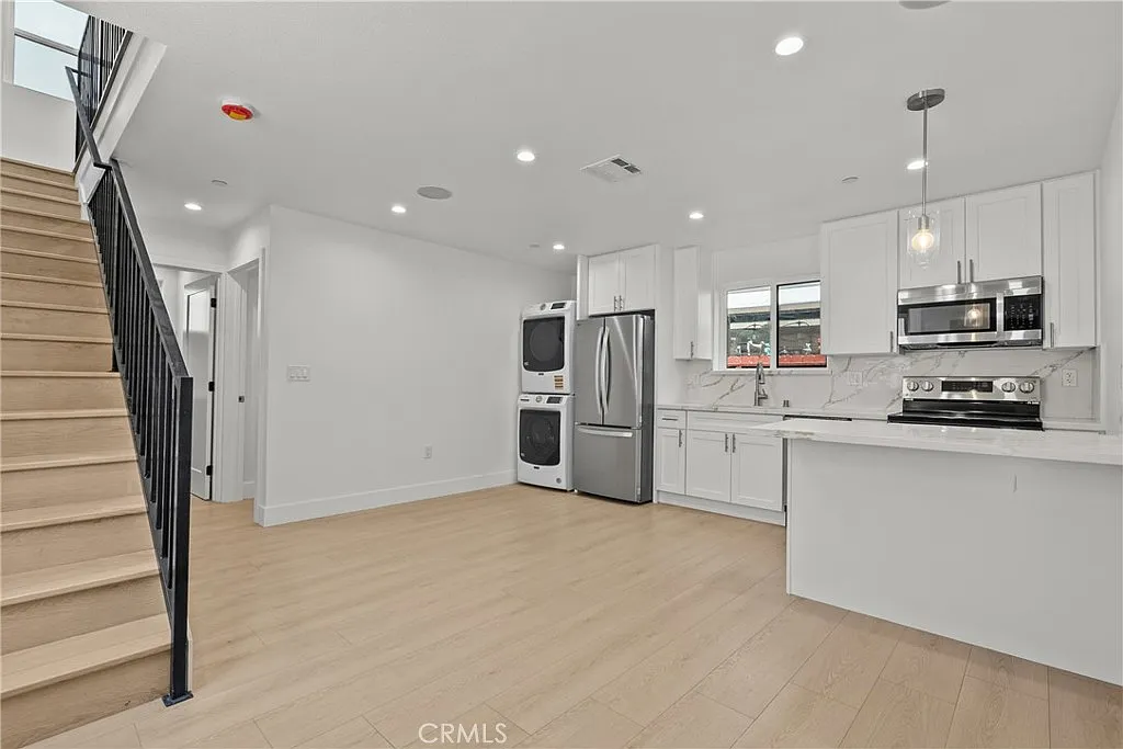 4 bed, 1400 sqft, $3,895 — Photo 1
