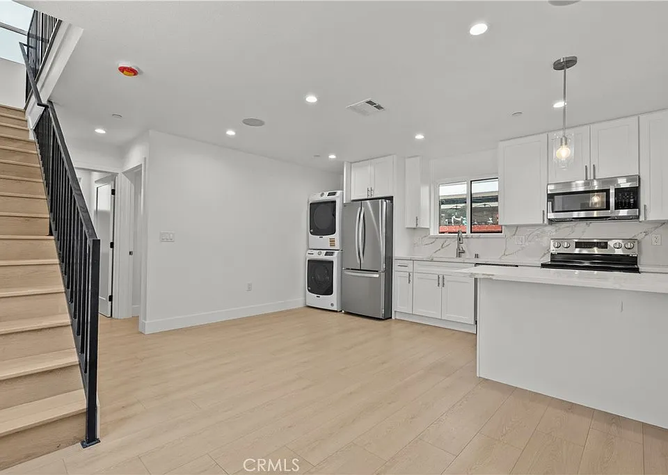 322 Leslie Way