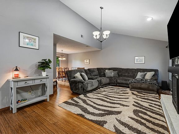 4th image of 302 Wood Lomond Way