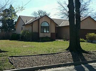 2 N Woodland Ct, Mount Hope, KS 67108