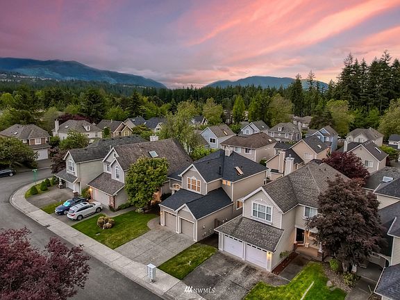 Situated in delightful Madison Park of Klahanie, this home is near all conveniences yet close to the regions best natural areas