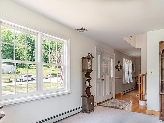 4th image of 8 Thornwood Ct