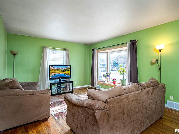 3rd image of 418 E Lombard St