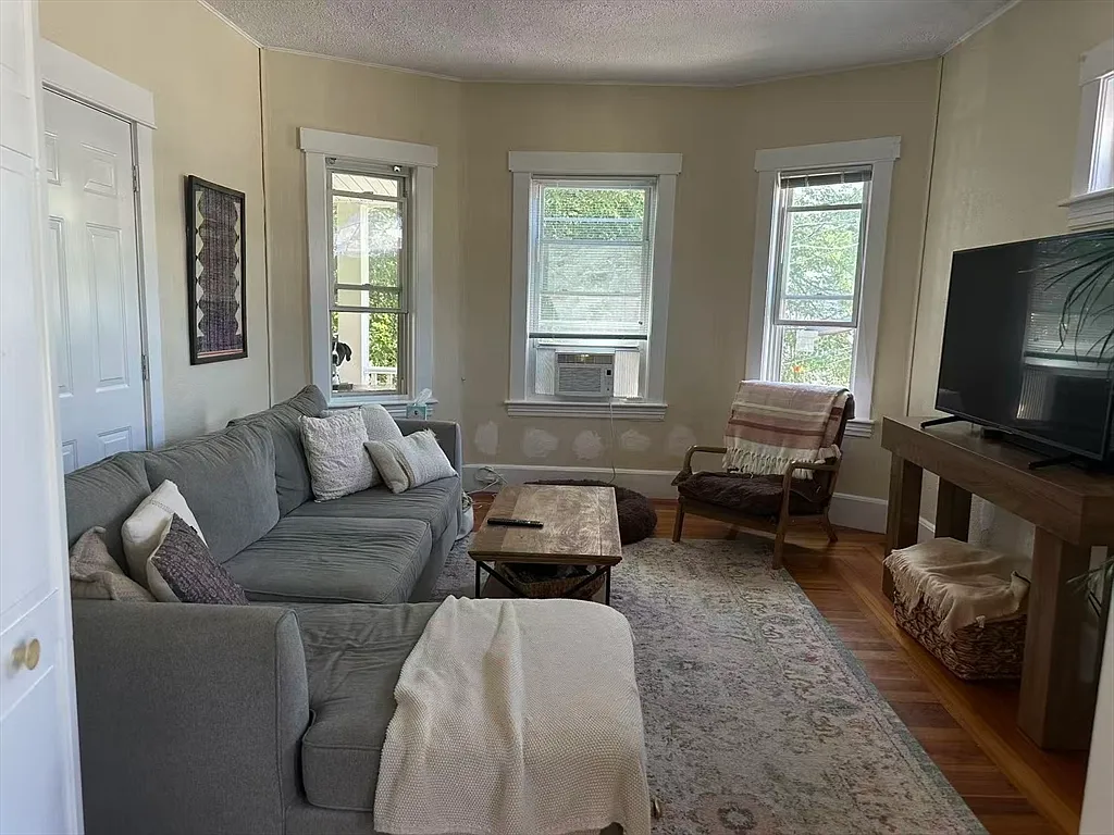 3 bed, 1.0 bath, 1415 sqft, $3,200 — Photo 3